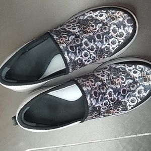 B ZEES WALKING SHOES